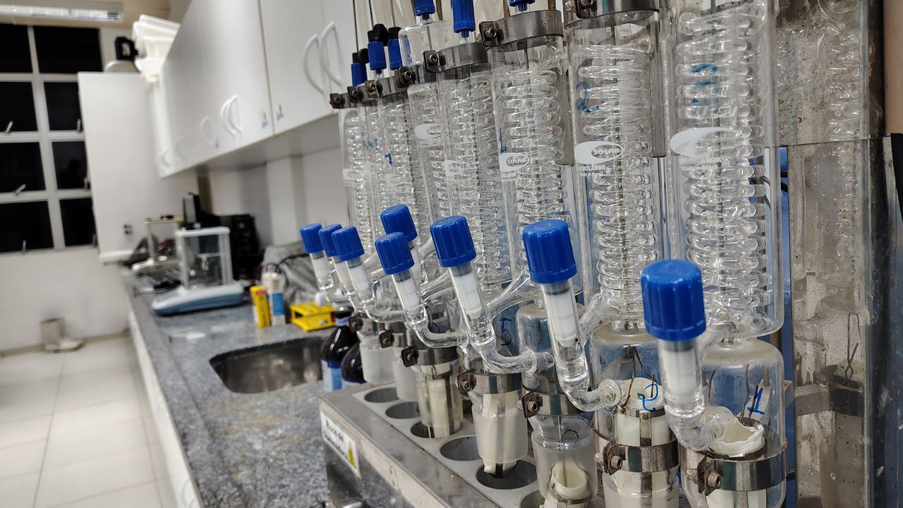 Laboratory setup with glass condensers