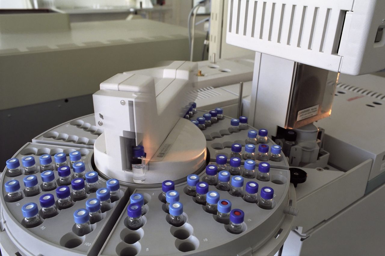 Laboratory equipment holding multiple vials